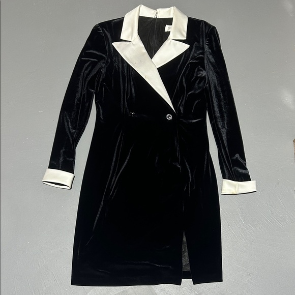 Ever Beauty Dresses & Skirts - Ever Beauty Black Velvet Dress with White Front Lapel Collar (Women’s Size 4)